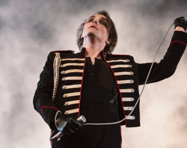Gerard Way performando com uniforme militar preto no palco durante show do My Chemical Romance. Foto por Kelly Mason para Rock Sound.