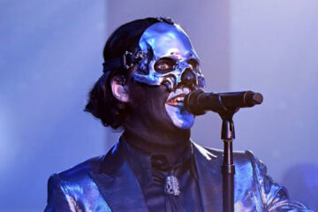 Papa V Perpetua, vocalista do Ghost, performando Lachryma ao vivo no programa de Jimmy Fallon com maquiagem metálica e figurino teatral.