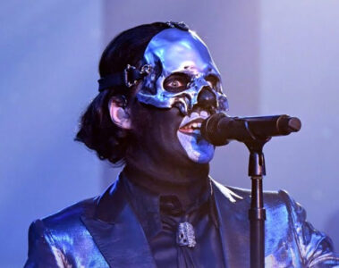 Papa V Perpetua, vocalista do Ghost, performando Lachryma ao vivo no programa de Jimmy Fallon com maquiagem metálica e figurino teatral.