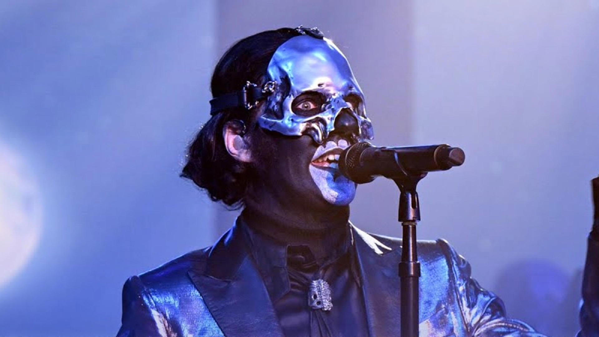 Papa V Perpetua, vocalista do Ghost, performando Lachryma ao vivo no programa de Jimmy Fallon com maquiagem metálica e figurino teatral.
