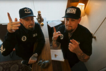 Benji e Joel Madden no balcão do motel em cena do clipe de Stepper, novo single do Good Charlotte