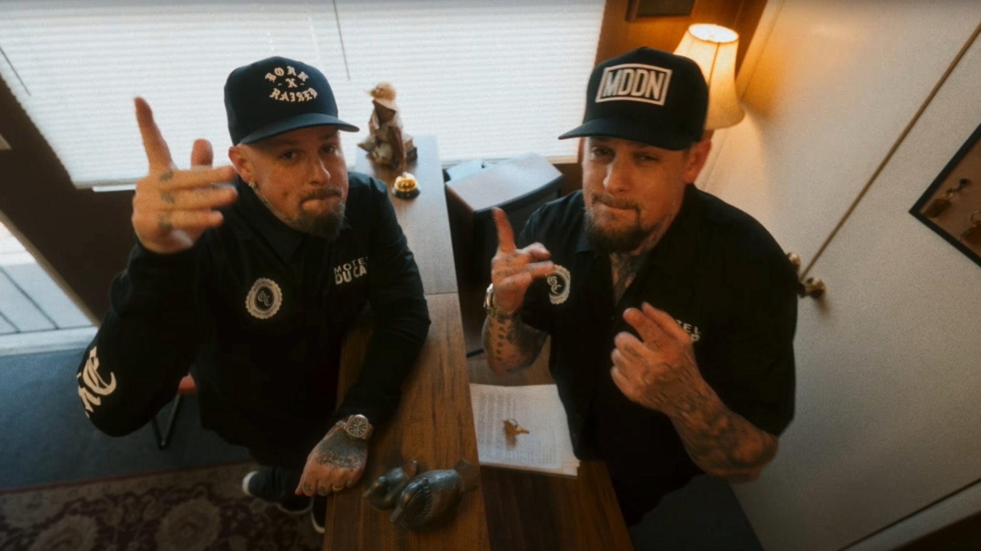Benji e Joel Madden no balcão do motel em cena do clipe de Stepper, novo single do Good Charlotte
