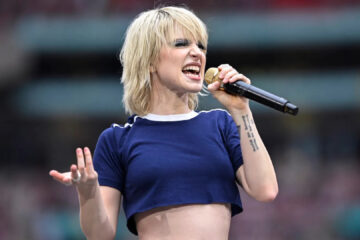 Hayley Williams cantando ao vivo em 2024 com microfone dourado