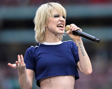 Hayley Williams cantando ao vivo em 2024 com microfone dourado