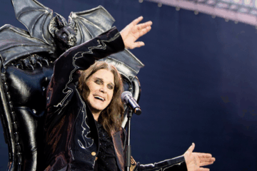 Ozzy Osbourne em sua performance final no Back to the Beginning, sentado em seu trono