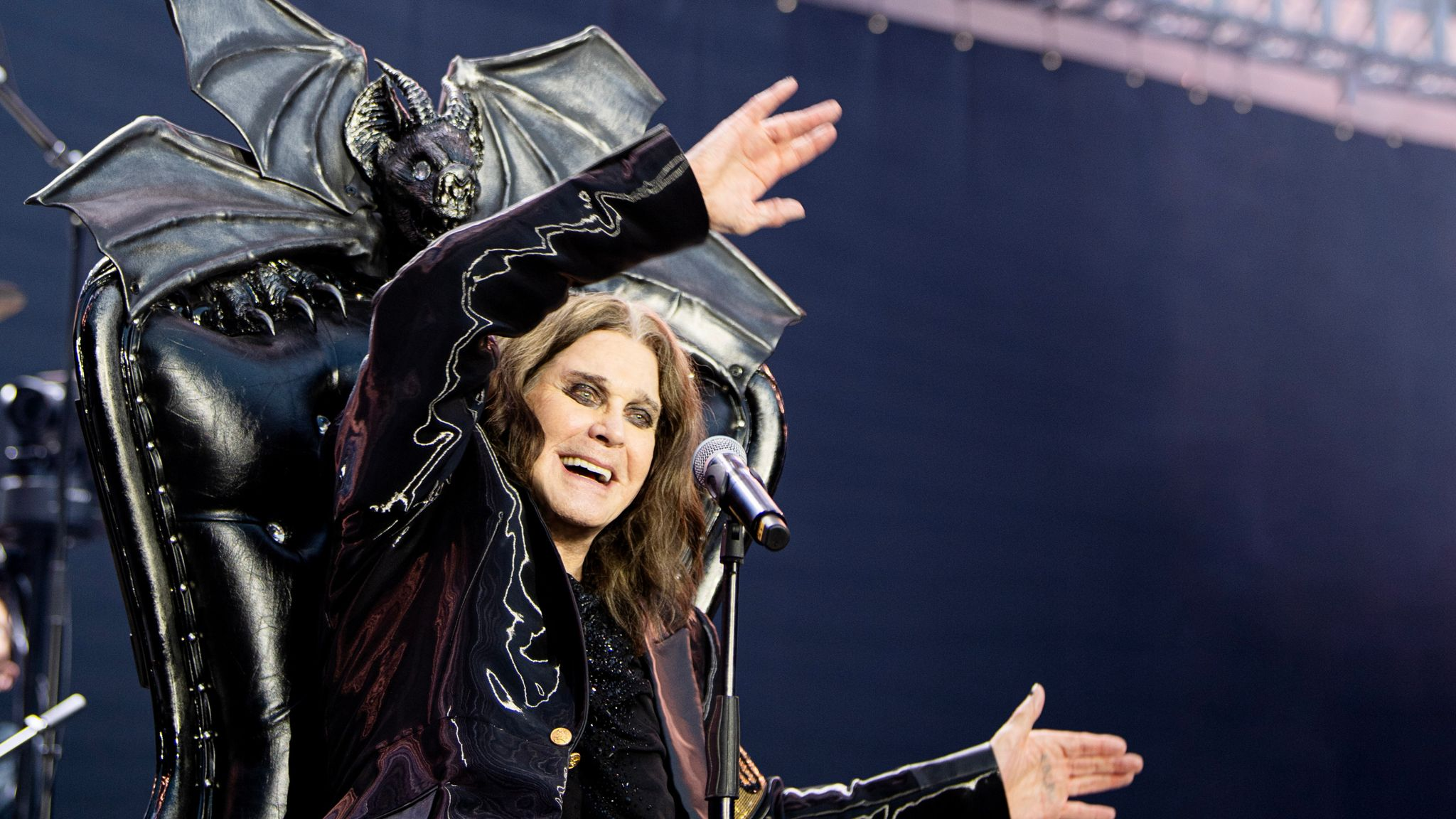 Ozzy Osbourne em sua performance final no Back to the Beginning, sentado em seu trono