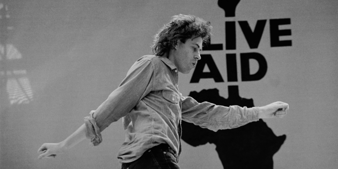 Bob Geldof no palco do Live Aid em 1985, festival beneficente histórico em prol da Etiópia