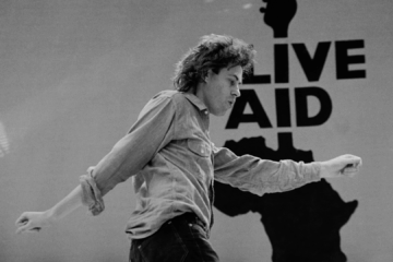 Bob Geldof no palco do Live Aid em 1985, festival beneficente histórico em prol da Etiópia