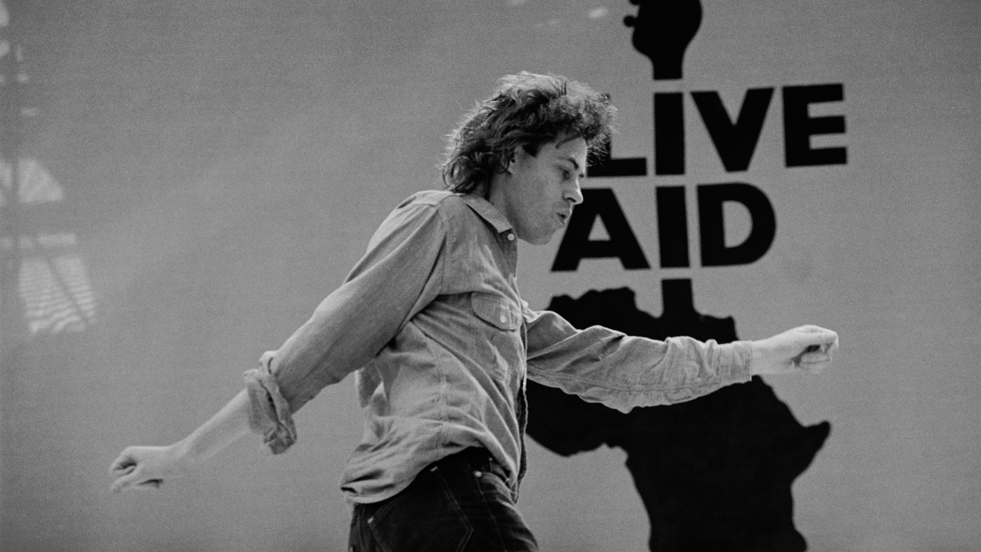 Bob Geldof no palco do Live Aid em 1985, festival beneficente histórico em prol da Etiópia