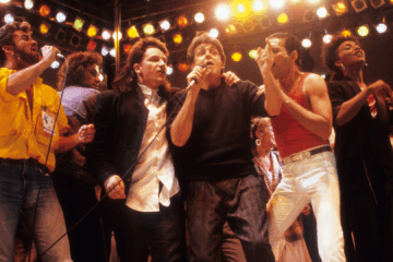 Freddie Mercury, Paul McCartney, Bono e George Michael cantando juntos no palco do Live Aid, em 1985