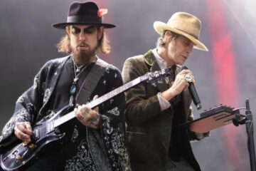 Perry Farrell e Dave Navarro do Jane’s Addiction tocando ao vivo no palco em 2024
