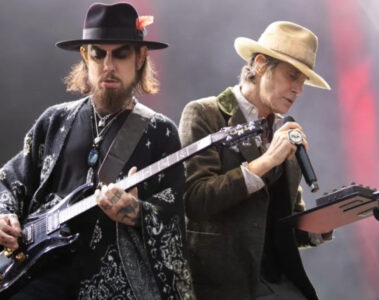 Perry Farrell e Dave Navarro do Jane’s Addiction tocando ao vivo no palco em 2024