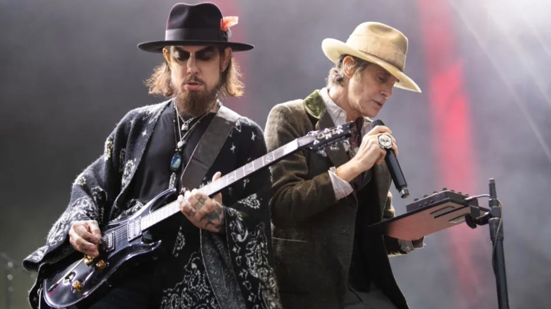 Perry Farrell e Dave Navarro do Jane’s Addiction tocando ao vivo no palco em 2024
