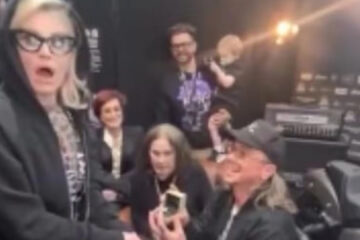 Kelly Osbourne reage surpresa ao ser pedida em casamento por Sid Wilson, do Slipknot, nos bastidores do show de despedida do Black Sabbath.