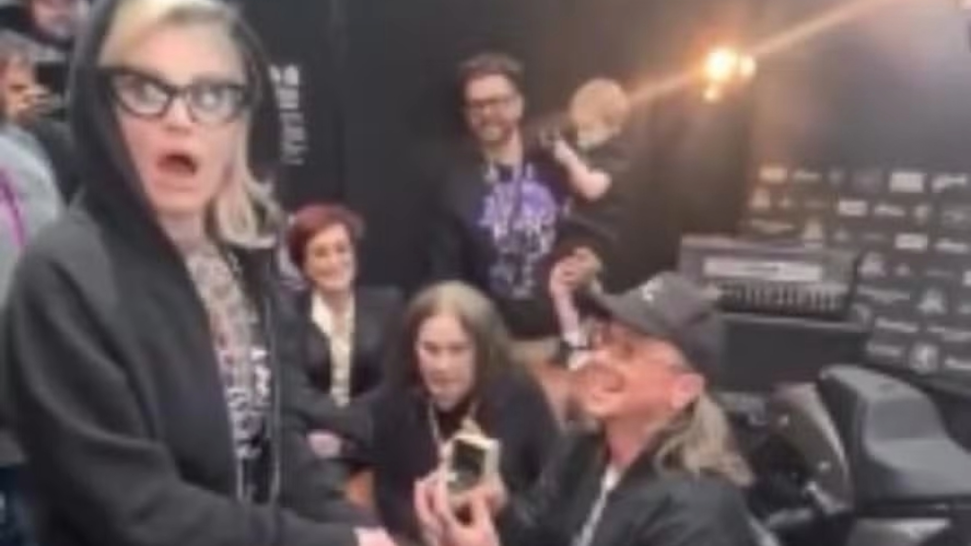 Kelly Osbourne reage surpresa ao ser pedida em casamento por Sid Wilson, do Slipknot, nos bastidores do show de despedida do Black Sabbath.