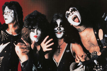 Os integrantes originais da banda Kiss caracterizados com suas maquiagens icônicas em foto promocional da era Destroyer (1976)