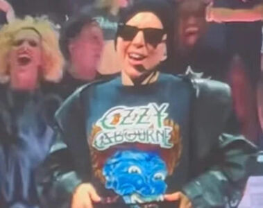 Lady Gaga com camiseta de Ozzy Osbourne durante show em San Francisco em homenagem ao músico