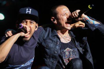 Mike Shinoda e Chester Bennington cantando juntos em show do Linkin Park em 2015