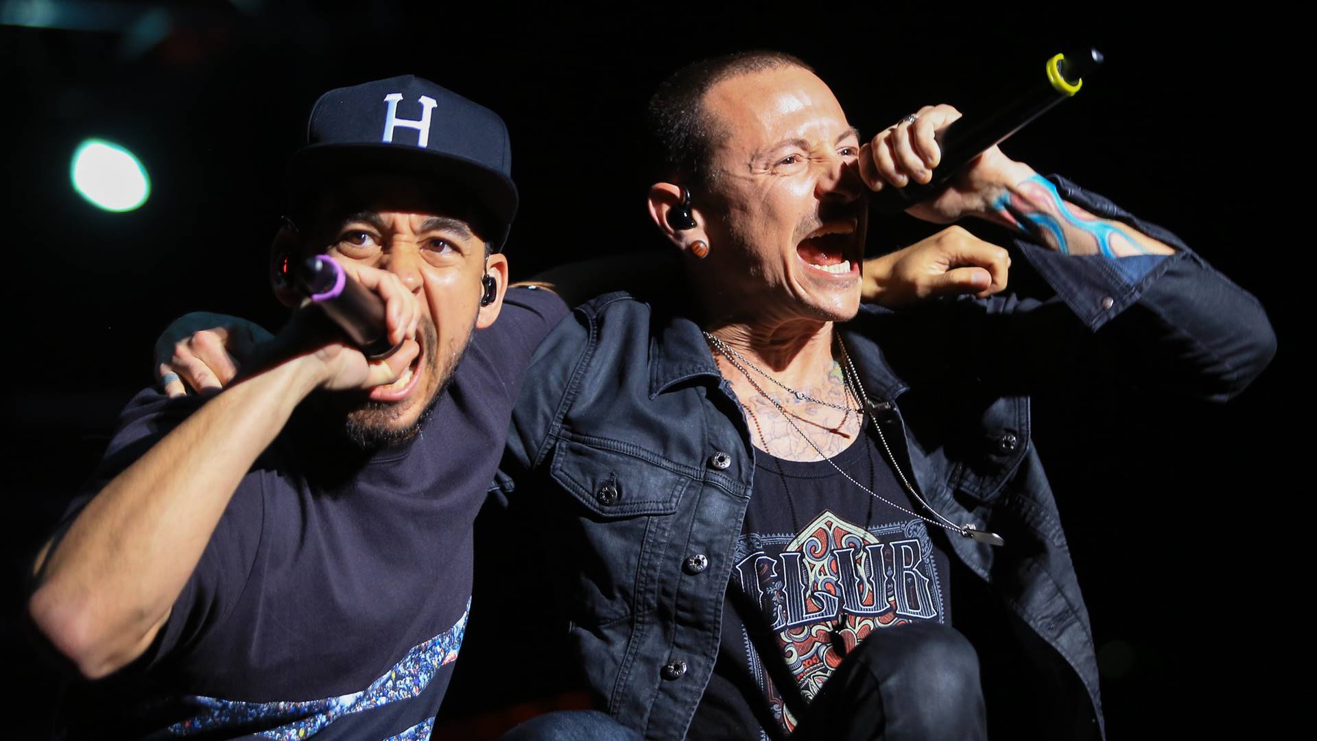 Mike Shinoda e Chester Bennington cantando juntos em show do Linkin Park em 2015