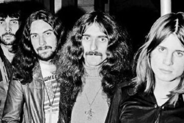 Integrantes do Black Sabbath em foto antiga, com Ozzy Osbourne à frente