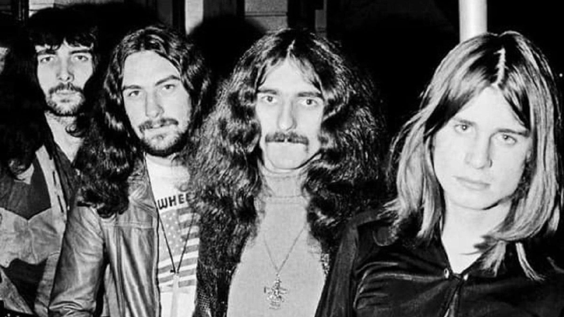 Integrantes do Black Sabbath em foto antiga, com Ozzy Osbourne à frente
