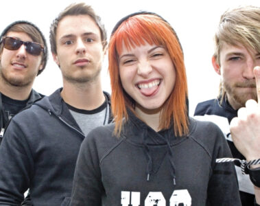Foto do Paramore em 2006 com Hayley Williams ao centro, tirada por Aaron Rapoport
