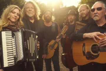Robert Plant com a banda Saving Grace, posando ao ar livre com instrumentos musicais