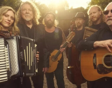 Robert Plant com a banda Saving Grace, posando ao ar livre com instrumentos musicais