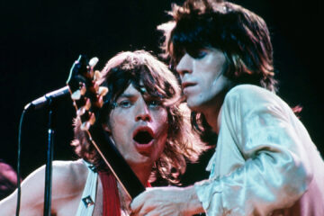 Mick Jagger e Keith Richards dos Rolling Stones se apresentando ao vivo nos anos 1970