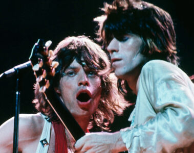 Mick Jagger e Keith Richards dos Rolling Stones se apresentando ao vivo nos anos 1970