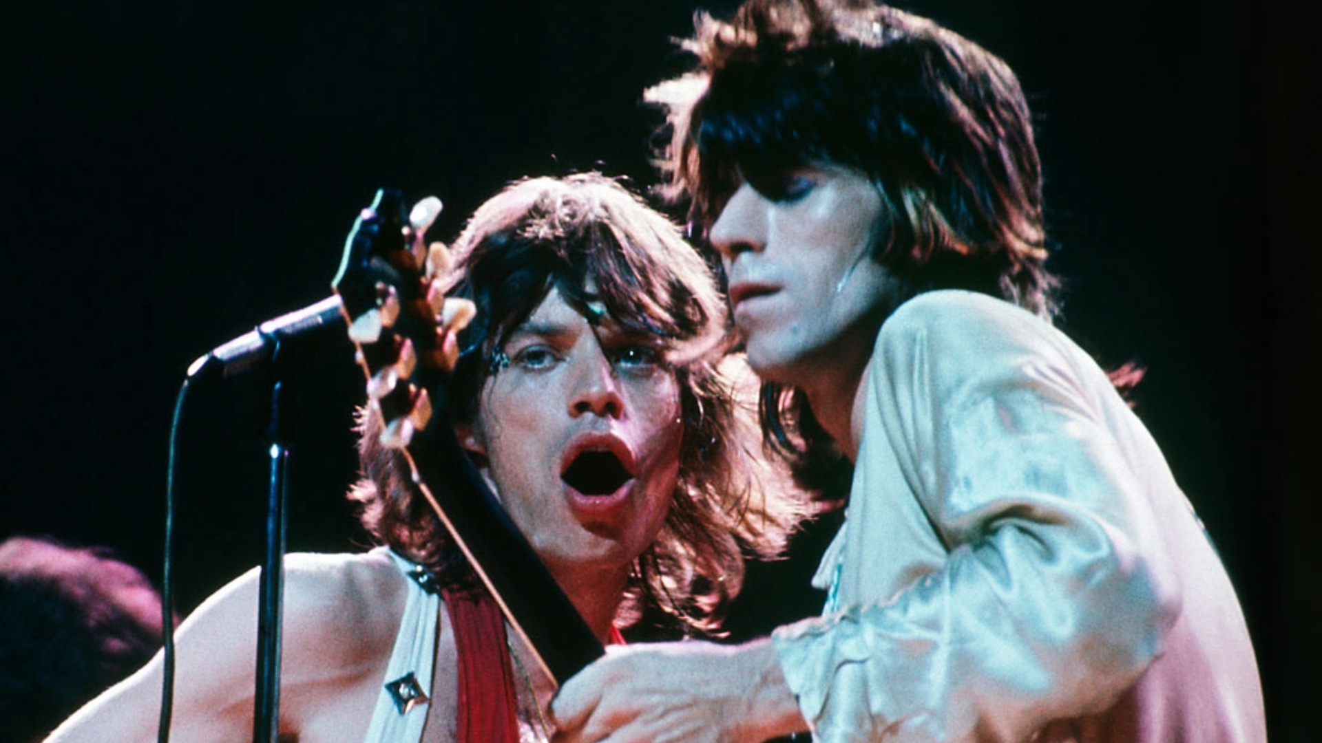 Mick Jagger e Keith Richards dos Rolling Stones se apresentando ao vivo nos anos 1970