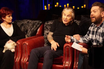 Ozzy Osbourne, Sharon e Jack Osbourne sentados em sofá vermelho durante gravação de Investigação Paranormal com os Osbournes, série da HBO Max.