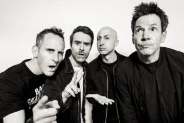 Integrantes do Simple Plan posam em fundo branco para divulgação do documentário The Kids In The Crowd. Crédito: Skyler Barberio.