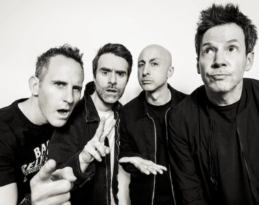 Integrantes do Simple Plan posam em fundo branco para divulgação do documentário The Kids In The Crowd. Crédito: Skyler Barberio.