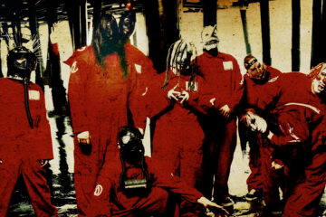 Slipknot em foto promocional com máscaras e macacões vermelhos, durante a era do álbum de estreia, 1999