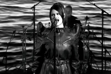 Spiritbox se apresentando no Jimmy Kimmel Live! com a música Soft Spine, em 7 de julho de 2025