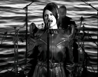 Spiritbox se apresentando no Jimmy Kimmel Live! com a música Soft Spine, em 7 de julho de 2025