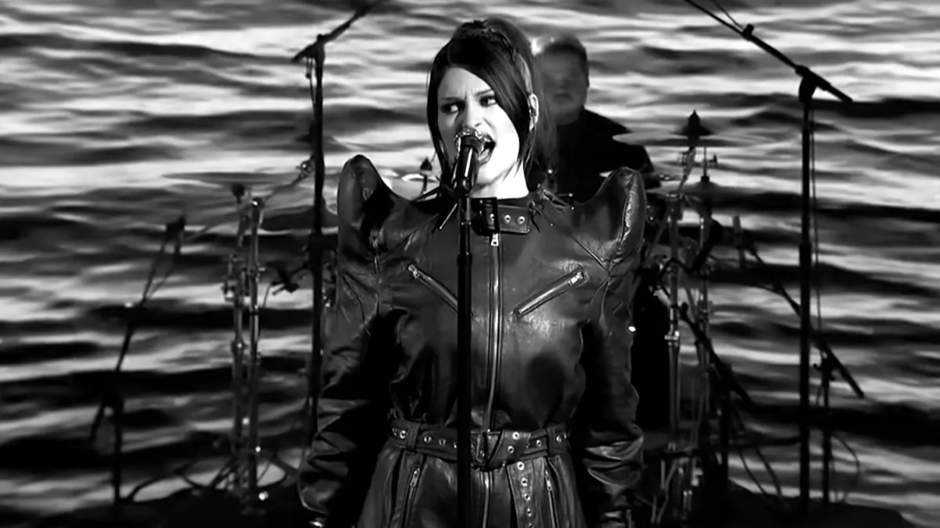 Spiritbox se apresentando no Jimmy Kimmel Live! com a música Soft Spine, em 7 de julho de 2025