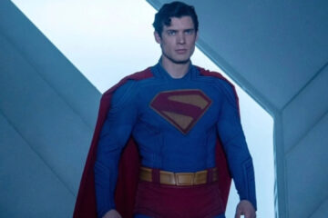 Cena do novo filme Superman (2025), dirigido por James Gunn, com o herói usando o uniforme clássico, em imagem divulgada pela Warner Bros.