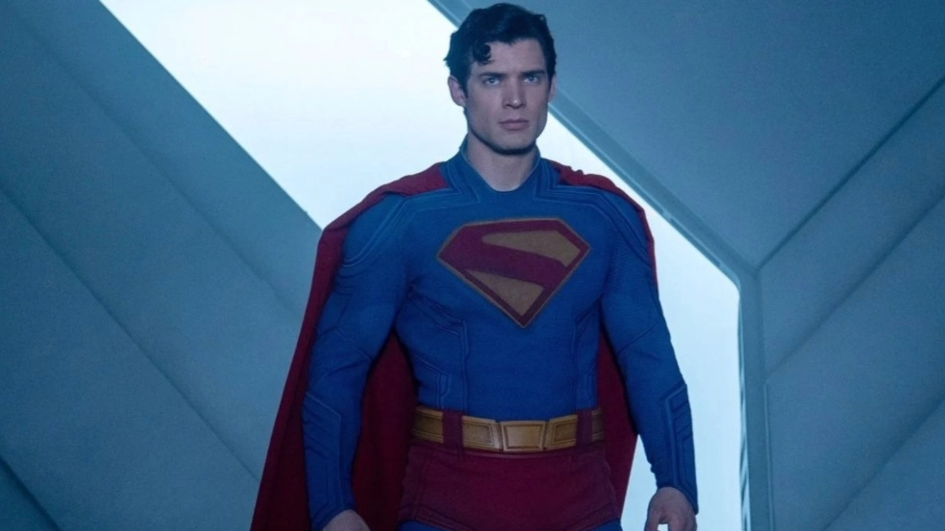 Cena do novo filme Superman (2025), dirigido por James Gunn, com o herói usando o uniforme clássico, em imagem divulgada pela Warner Bros.