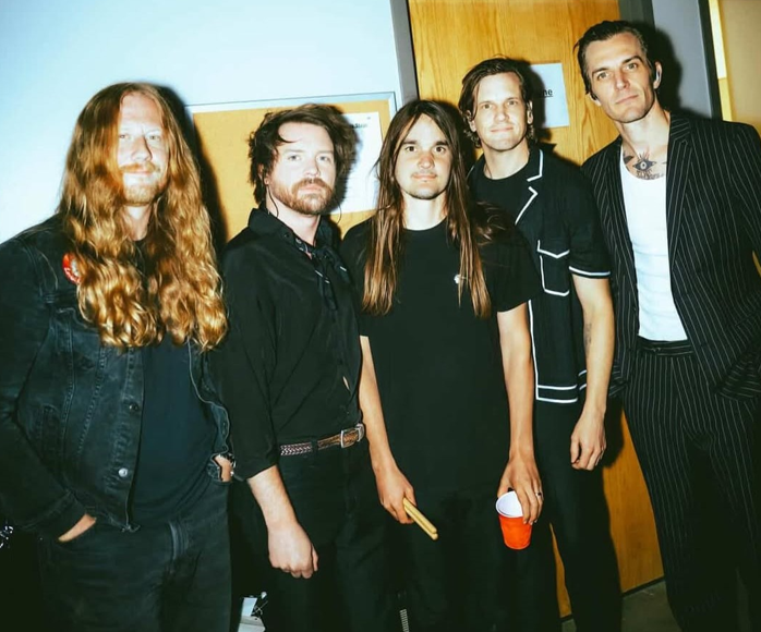 Banda fará uma lojinha Pop Up com direito a Meet & Greet; confira os detalhes e relembre a opinião do grupo com a prática. (Foto: Reprodução/Instagram)