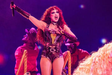 Chappell Roan performando ao vivo com figurino marcante durante a turnê "Visions of Damsels & Other Dangerous Things"