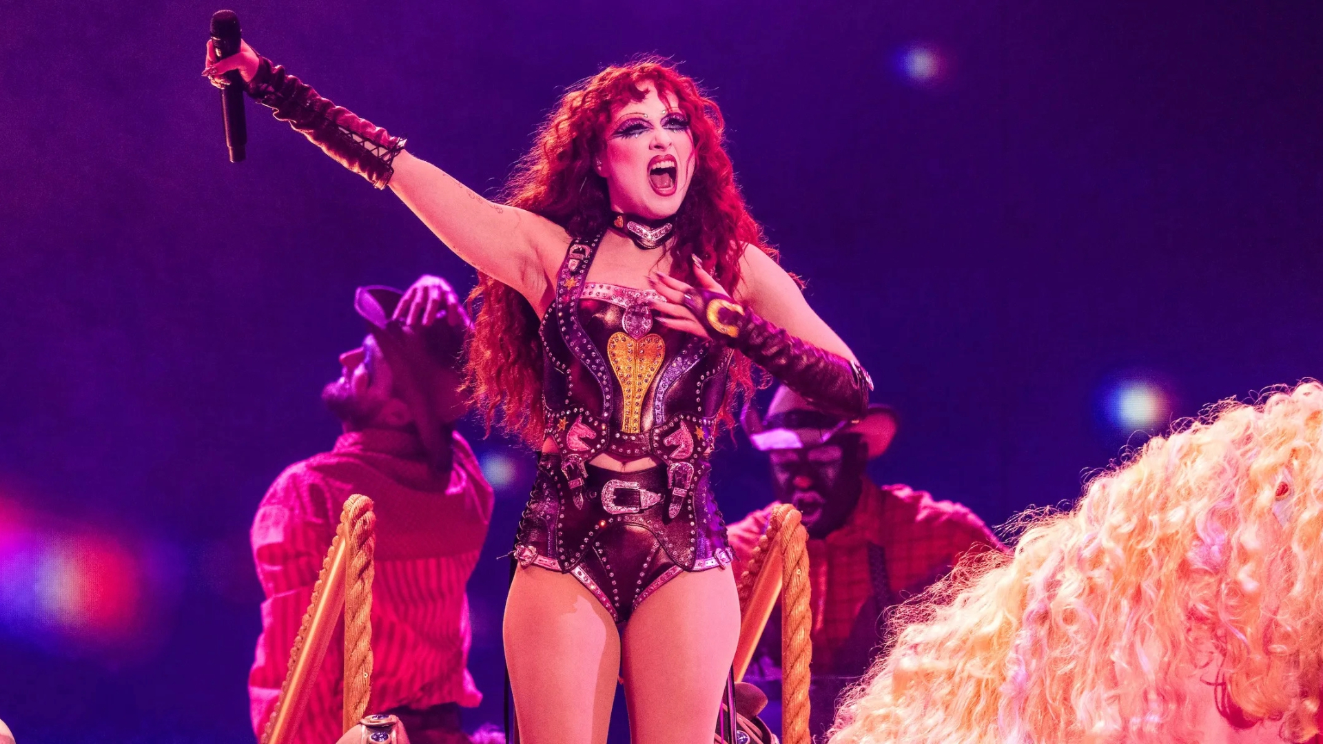 Chappell Roan performando ao vivo com figurino marcante durante a turnê "Visions of Damsels & Other Dangerous Things"