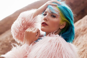 Halsey com cabelo azul e casaco rosa em ensaio fotográfico para o álbum BADLANDS – Crédito: Capitol Records