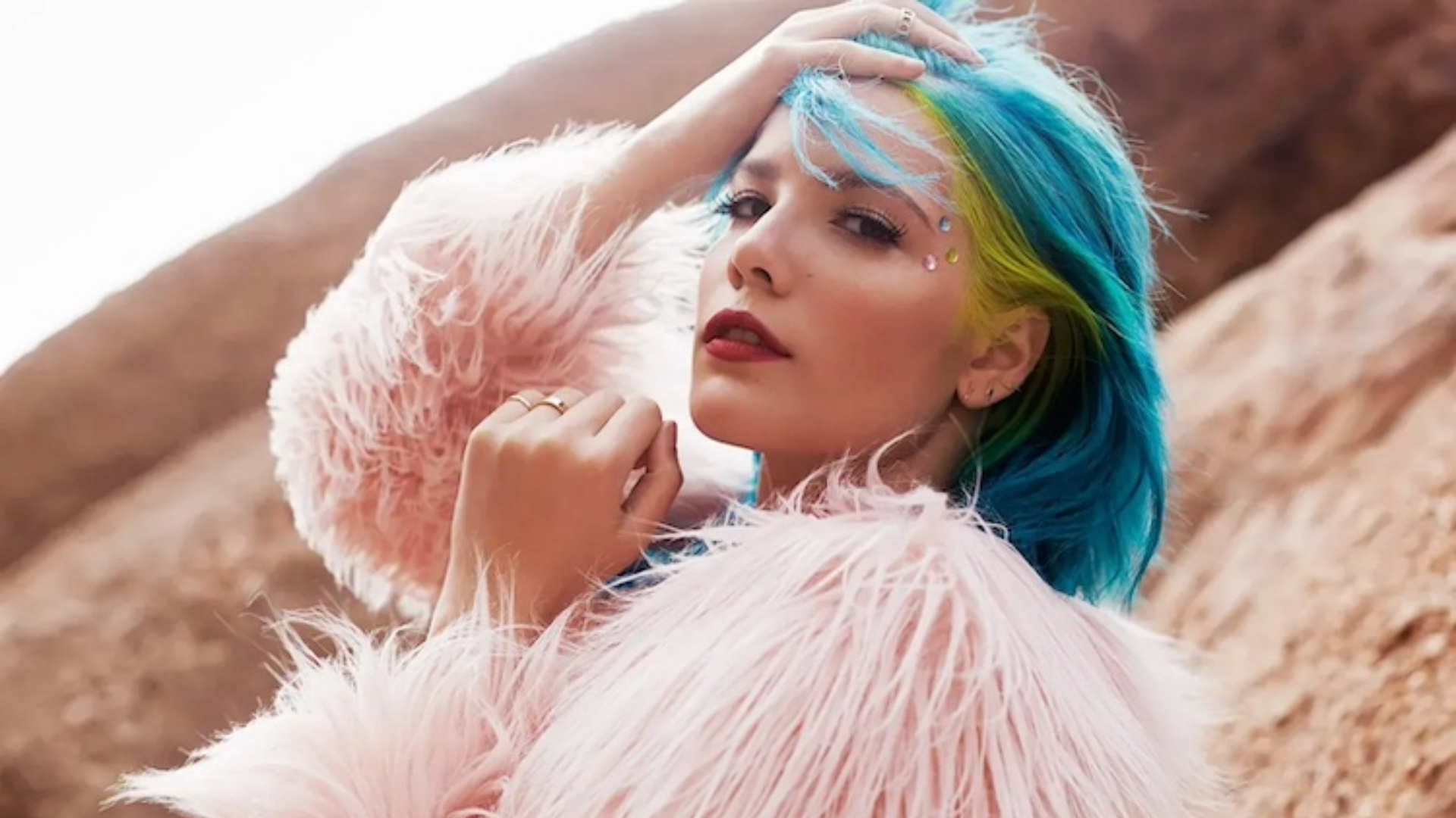 Halsey com cabelo azul e casaco rosa em ensaio fotográfico para o álbum BADLANDS – Crédito: Capitol Records