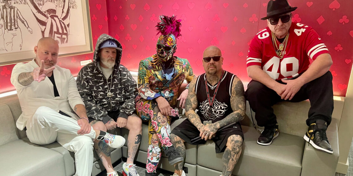 Banda Limp Bizkit sentada em camarim durante a LOSERVILLE TOUR 2025, com Fred Durst ao centro usando moletom e boné