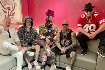 Banda Limp Bizkit sentada em camarim durante a LOSERVILLE TOUR 2025, com Fred Durst ao centro usando moletom e boné