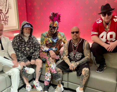 Banda Limp Bizkit sentada em camarim durante a LOSERVILLE TOUR 2025, com Fred Durst ao centro usando moletom e boné
