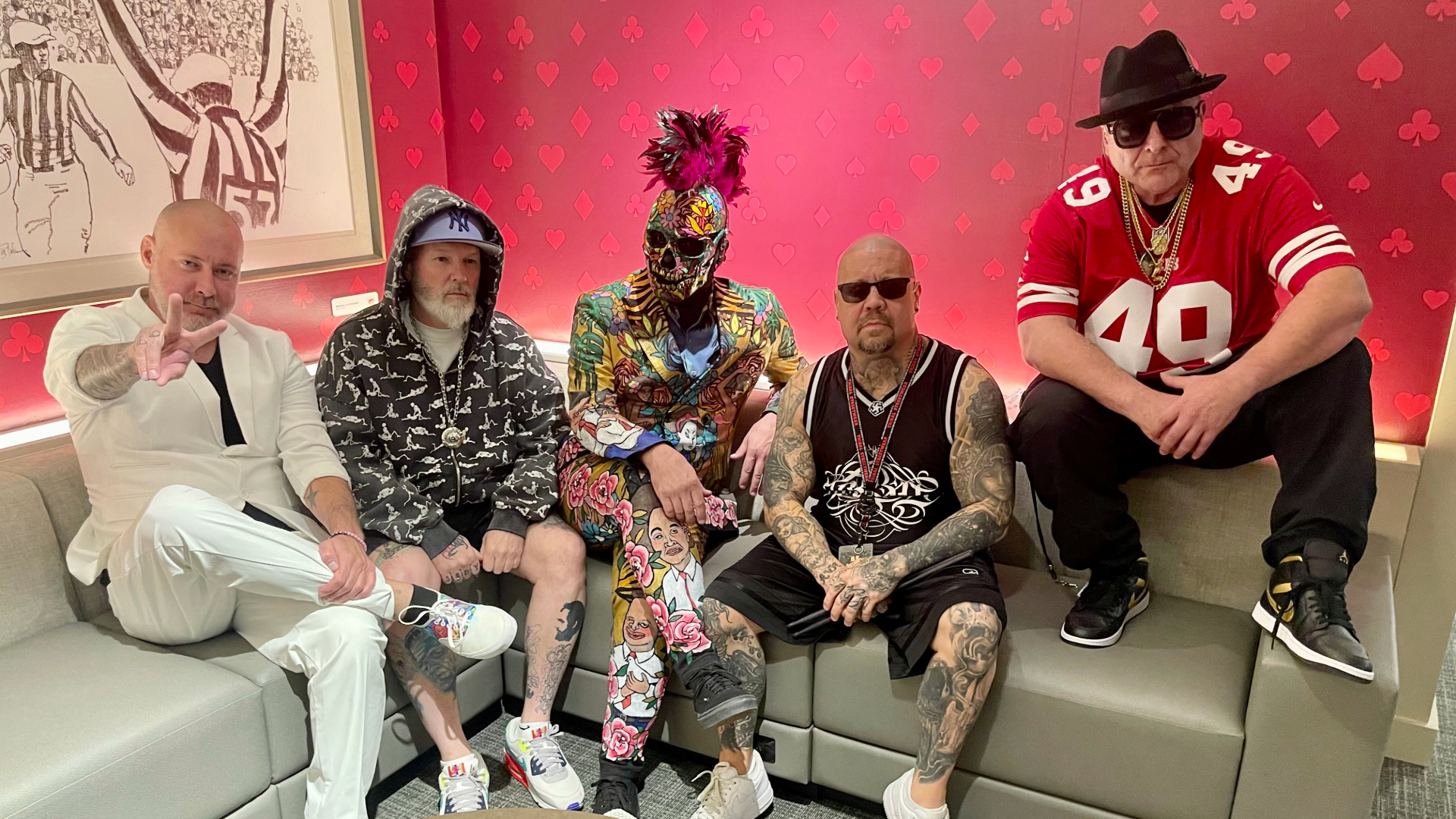 Banda Limp Bizkit sentada em camarim durante a LOSERVILLE TOUR 2025, com Fred Durst ao centro usando moletom e boné