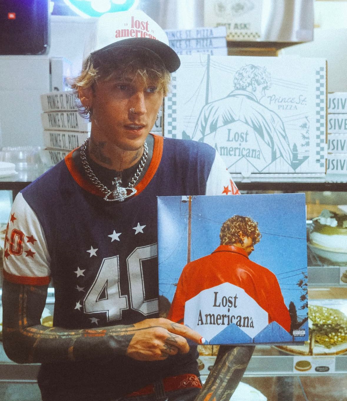 Durante entrevista, Machine Gun Kelly surpreende ao contar que nunca imaginou ter Bob Dylan como narrador do trailer do projeto. (Foto: Reprodução/Instagram)